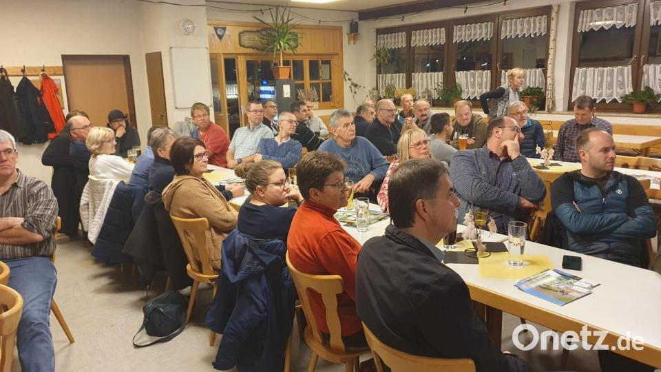Rund 40 Besucher informierten sich in der Bürgerversammlung im Sportheim. Bild: jsa