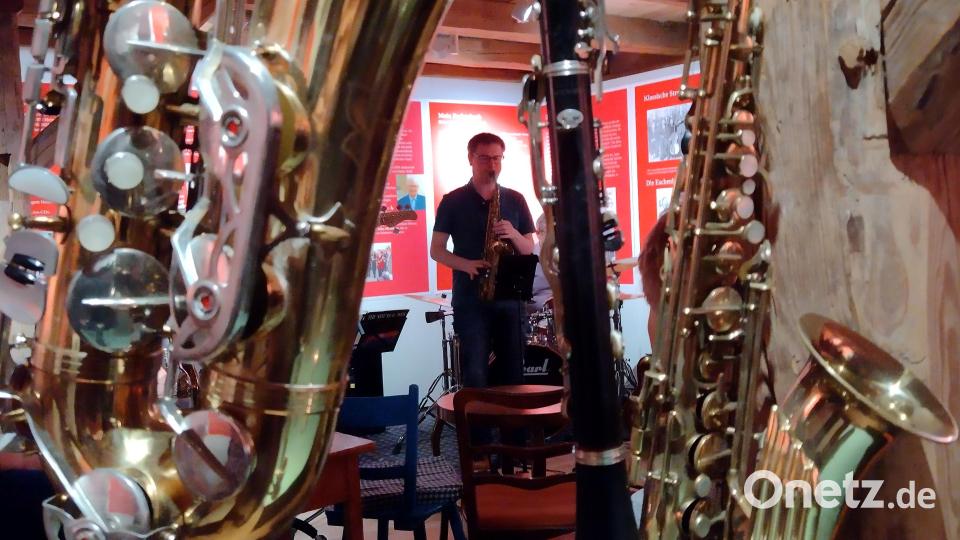 Mitten in der aktuellen Ausstellung über Eschenbacher Musiker jammen die Mitwirkenden. Bild: hev