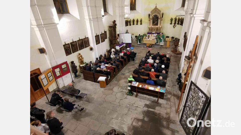 Die Kirche in Bela ist beim Friedensgottesdienst voll gesetzt. Bild: gz