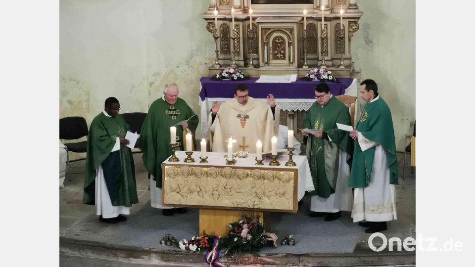 Bischof Holub aus Pilsen zelebriert mit den Priestern aus den Gemeinden Eslarn, Moosbach und Bela den Gottesdienst. Bild: gz
