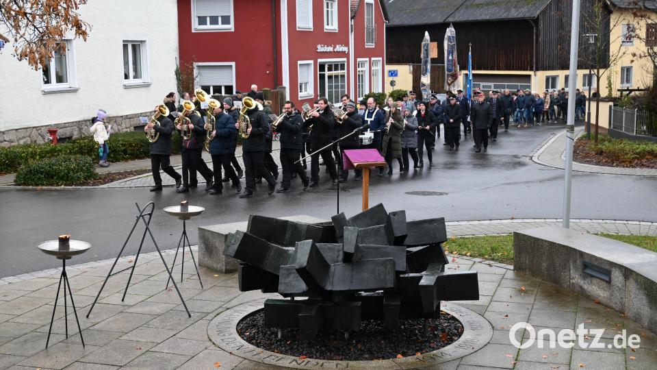 Mit der Pirker Blechmusi an der Spitze zogen Gemeindevertreter, Fahnenabordnungen, Pfarrer Hanauer und Ministranten sowie Pirker Bürger zum Kriegerdenkmal. Bild: kki