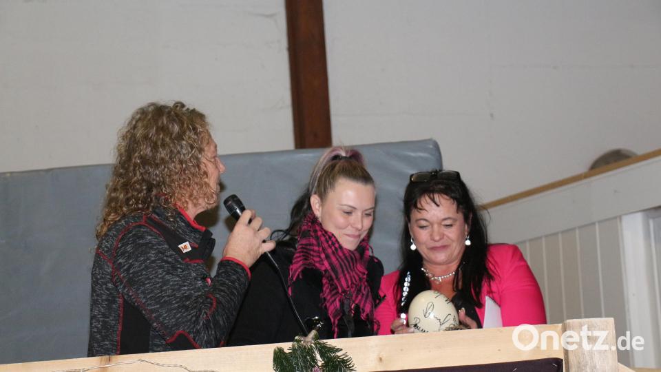 Das Glück war Monika Wörl (rechts) bei der Versteigerung hold. Sie gewann den Überbietungswettstreit. Bild: rpp
