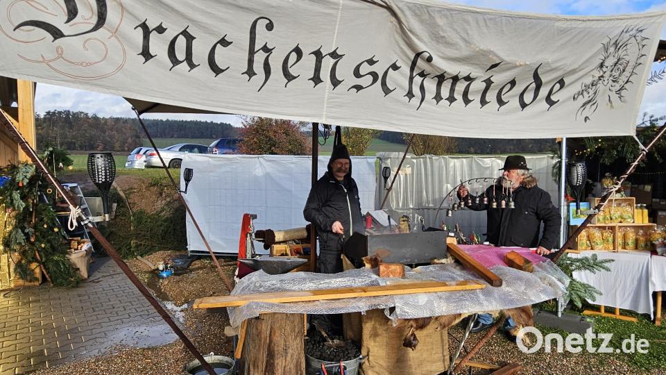 Die Schmieden &quot;Drachenschmiede&quot; zeigt ihr Handwerk. Bild: Grabinger/exb