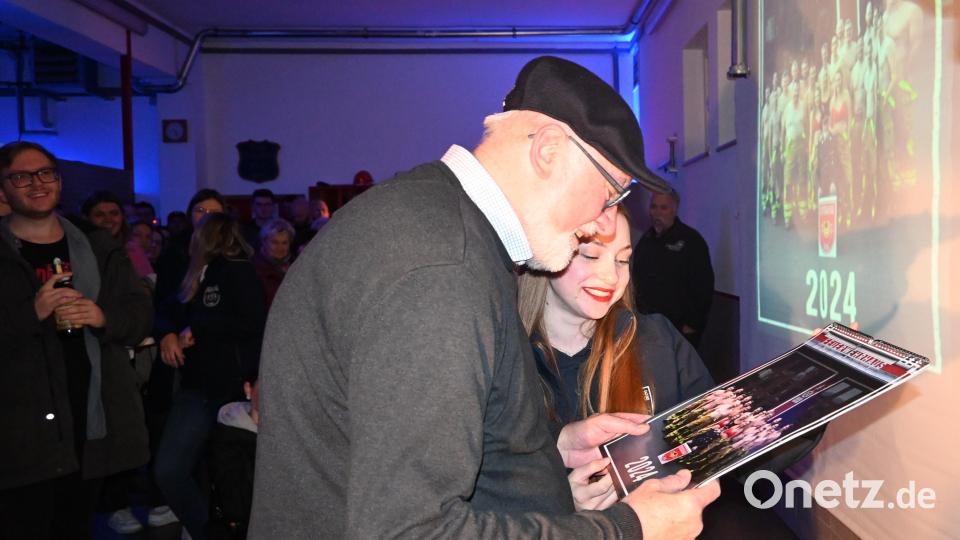 Das allererste Exemplar durfte Ehrenvorstand der Feuerwehr Pirk, Georg Stahl, von Nina Stahl entgegennehmen. Er ziert mit weiteren Floriansjüngern das Titelbild. Bild: kki