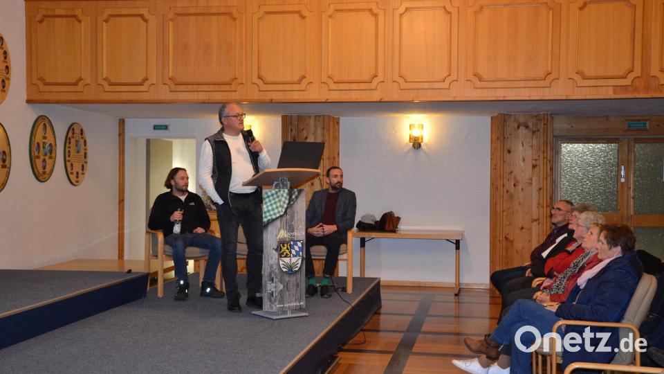 Diplom-Ingenieur Patrick Eger, MVG-Geschäftsführer Andreas Hofmeister und Bürgermeister Armin Bulenda (von links), informieren über die derzeit laufenden Förderprogramme. Bild: gi