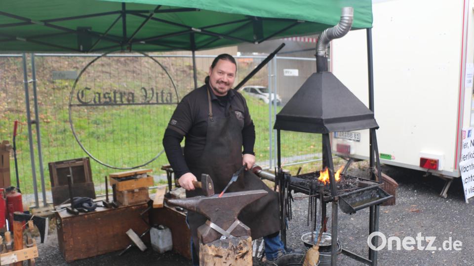 Selten kann man einem kunstfertigen Schmied über die Schulter sehen. In Kemnath war es bei Castro Vita möglich. Bild: rpp