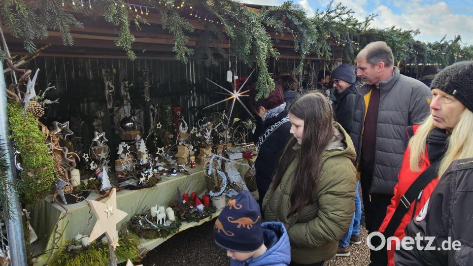 Einige Besucher kommen zum Hüttenzauber nach Weiding, um nach Weihnachtsdeko zu stöbern. Bild: Grabinger/exb