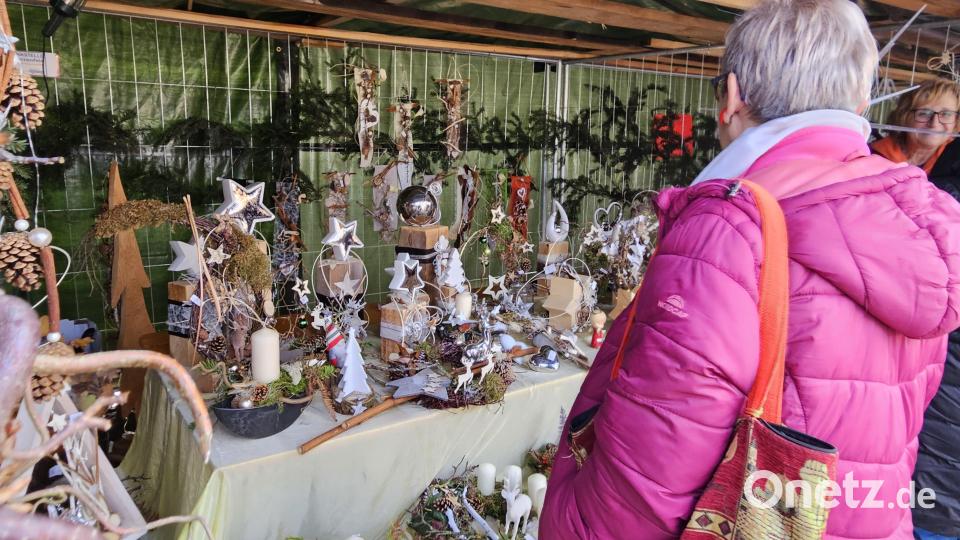 Vielfältige Weihnachtsdeko bieten die 18 Aussteller beim Hüttenzauber in Weiding an. Bild: Grabinger/exb