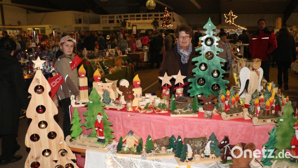 In der Halle erwartete die Gäste ein reichhaltiges Angebot an Dekorations-, Weihnachts- und Geschenkartikeln. Bild: rpp