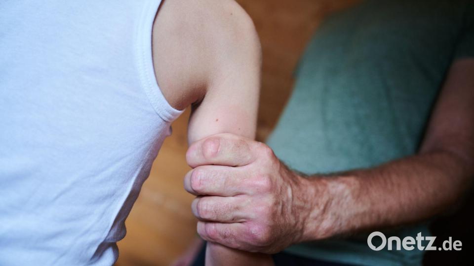 Auch im Verein ist man vor sexueller Gewalt nicht sicher: Häufig stehen bei sexueller Gewalt gegen Kinder und Jugendliche Opfer und Täter in einem Abhängigkeitsverhältnis. Symbolbild: Annette Riedl/dpa