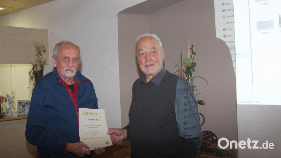 Nachgereicht wurde von Norbert Reger (rechts) am Vorstellungsabend die Ehrenurkunde für Adalbert Busl (links) aus Wiesau. Bild: wro