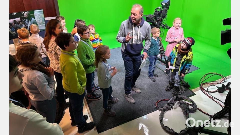 Thomas Bärthlein von OTV erklärte den Mitarbeiterkindern wie Fernsehen gemacht wird und zeigte ihnen den Fernsehsender. Bild: Klinikum/BIrner/exb