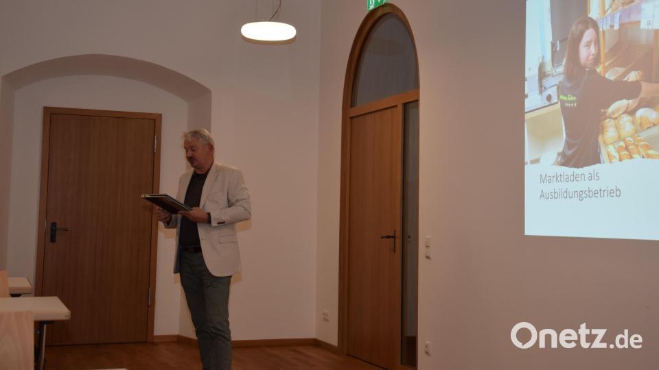 In der Gesellschafter- und Mitgliederversammlung der Marktladen Waldthurn UG präsentierte Geschäftsführer Michael Steiner neben nackten Zahlen auch ein Rechenbeispiel. Bild: fla