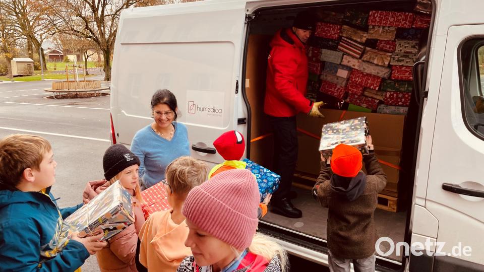 Mehrere Kinder halfen beim Einladen der Weihnachtspäckchen. Mit im Bild Schulleiterin Inge Dick. Bild: Grundschule Wiesau/exb