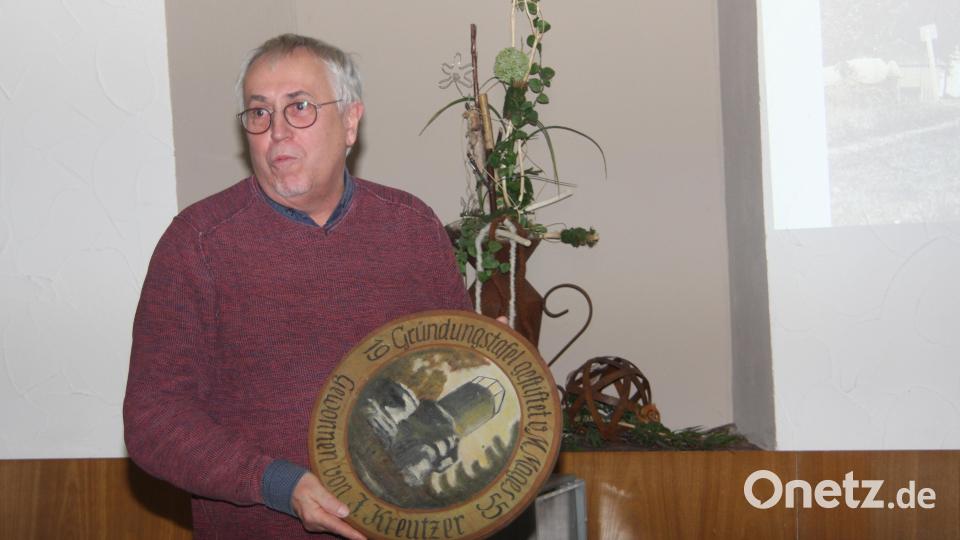 Der neue Eigentümer des ehemaligen Gasthauses &quot;Fleischgirgl&quot;, Berthold Schraml (Bild), hatte eine Gründungstafel mitgebracht, die man 1955 ausgeschossen und danach im Wirtshaus aufbewahrt hatte. Bild: wro