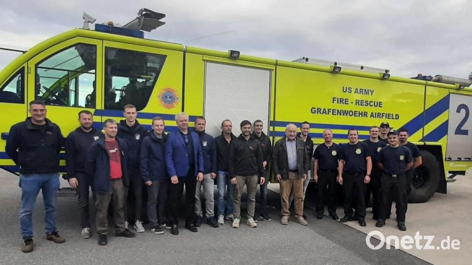 Beim Besuch des Truppenübungsplatzes in Grafenwöhr besichtigten die Brandschützer aus Kemnath und Nepomuk auch den Fuhrpark der Kameraden der Lagerfeuerwehr. Bild: Feuerwehr Kemnath/exb