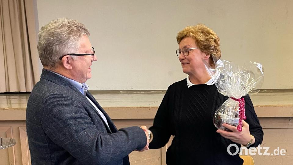 Realschuldirektor German Helgert dankte MdEP Monika Hohlmeier für ihren Vortrag an der Realschule Kemnath. Bild: Tatjana Walter, RTO/exb