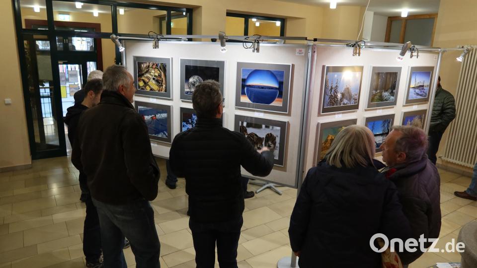 Die Ausstellung der BSW-Fotogruppe im Foyer präsentiert 36 Aufnahmen zum Thema &quot;Eiszeit&quot;. Bild: Kunz
