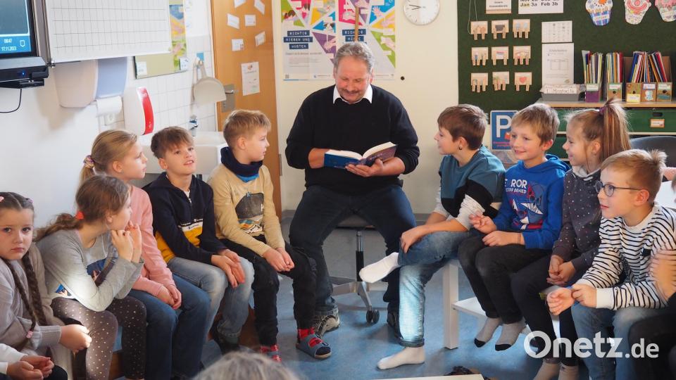 Mit Auszügen aus Astrid Lindgrens Kinderbuchklassiker &quot;Pippi Langstrumpf&quot; brachte Bürgermeister Bernhard Schindler (Brand) die Kinder der 3a zum Lachen. Bild: jpl