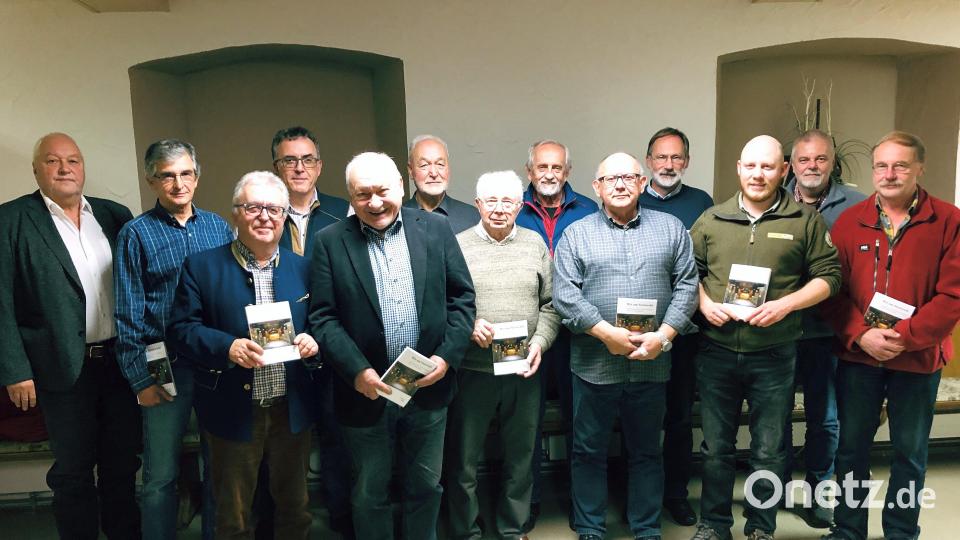 Die Autoren der Gesellschaft &quot;Steinwaldia&quot; Pullenreuth arbeiten allesamt ehrenamtlich. Deren Arbeit würdigte der Stellvertreter des Landrats und Bürgermeister von Wiesau, Toni Dutz (Dritter von links). Bild: wro