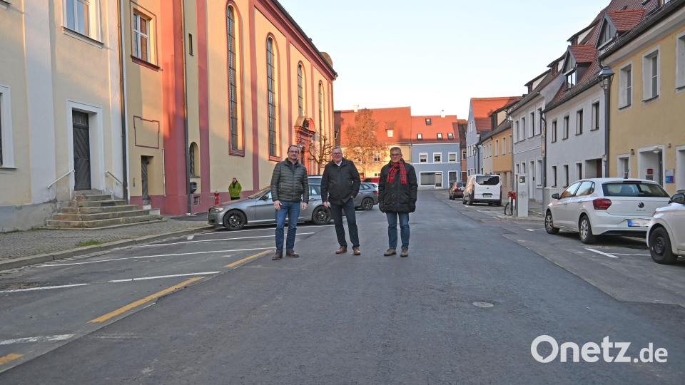 Rechtzeitig zum Weihnachtsgeschäft ist die Kanalbaumaßnahme am Paulanerplatz abgeschlossen. Die Baustelle begutachteten Projektleiter Stefan Trettenbach, Oberbürgermeister Michael Cerny und Tiefbauamtsleiter Norbert Füger (von links). Bild: Thomas Graml, Stadt Amberg/exb