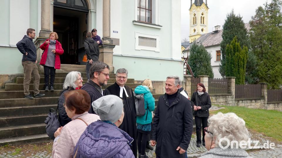 Nach dem Gottesdienst unterhält sich Dekan Karlhermann Schötz (Mitte) vor der reformierten Kiche von Vsetín mit Bürgermeister Jiři Čunek (rechts, im dunklen Mantel). Bild: cog