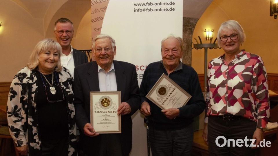 Bei sichtlich guter Gesundheit nahmen die 90-jährigen Josef Wiesnet und Albert Kraus (Dritter und Vierter von links), die dem Verein seit 50 Jahren als passive Mitglieder die Treue halten, ihre Ehrungen entgegen. Bild: u