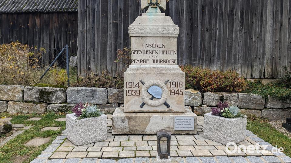 Das Kriegerdenkmal am Friedhof mit der Hinweistafel sowie den neuen Pflanztrögen. Bild: exb/Georg Schatz