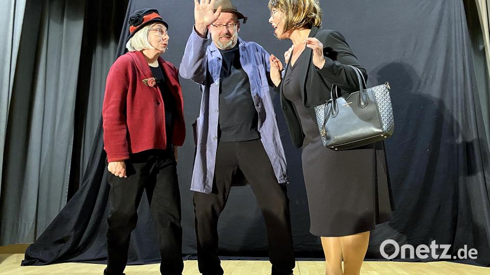 Hubert Treml (Mitte) und seine Kolleginnen bringen das Publikum zum Lachen und Nachdenken. Bild: R. Kreuzer