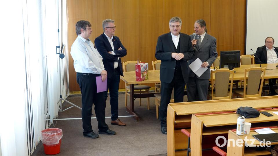 Dekan Karlhermann Schötz (Zweiter von rechts) hält vor dem Konvent des Ostmährischen Seniorats der Böhmischen Brüder ein Grußwort. Bild: cog