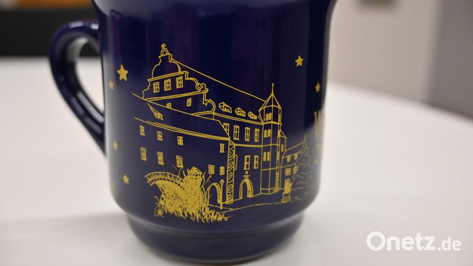 Das Kurfürstliche Schloss ziert die neu gestaltete Weihnachtstasse, in die am Amberger Weihnachtsmarkt der Glühwein ausgeschenkt wird. Bild: Simon Hauck, Stadt Amberg/exb
