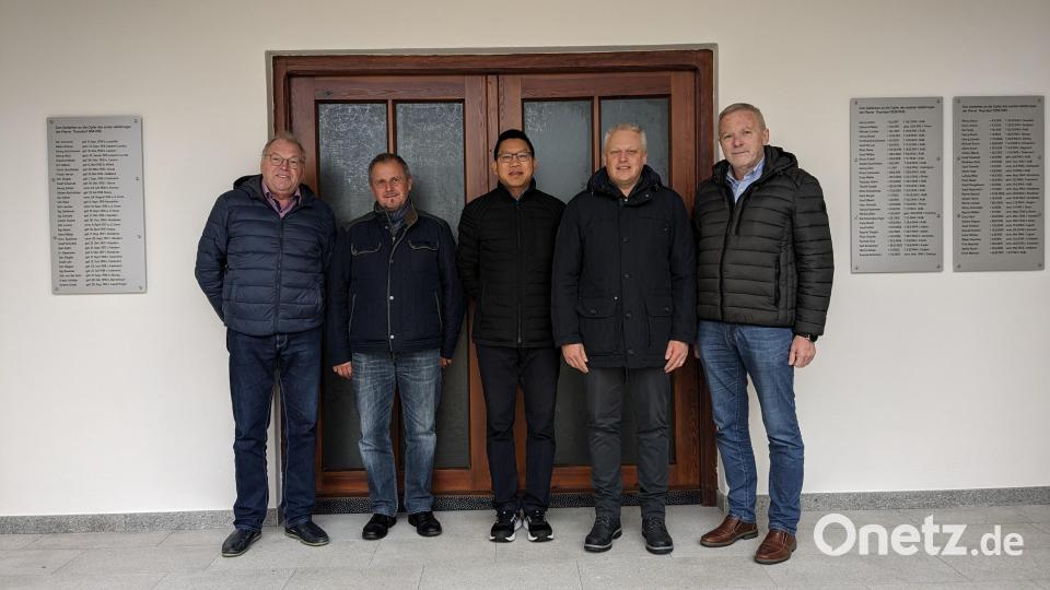 Gerhard Dettenhöfer (von links, KSK), Kirchenpfleger Georg Schraml, Pfarrer Pater Samuel, Bürgermeister Jürgen Kürzinger und Georg Schatz (KSK) bei den Tafeln am Eingang des Leichenhauses. Bild: exb/Georg Schatz