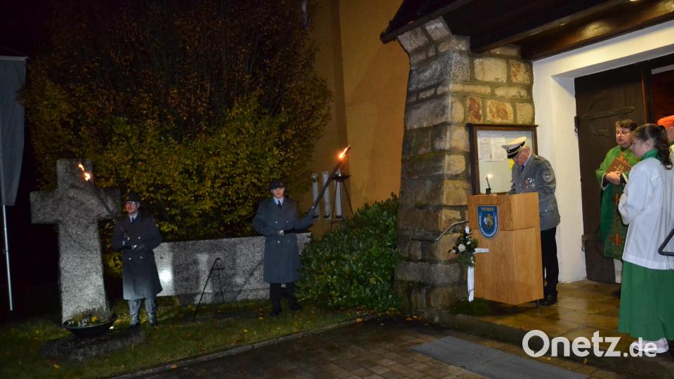 Der Vorsitzende des Kriegervereins Tröbes, Josef Schafbauer, gedachte aller Opfer der Kriegswirren. Bild: gi