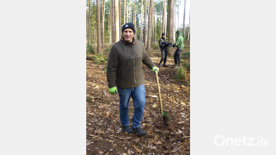 Die Jugendlichen bei der Baumpflanzaktion. Bild: Walter Seltmann/exb