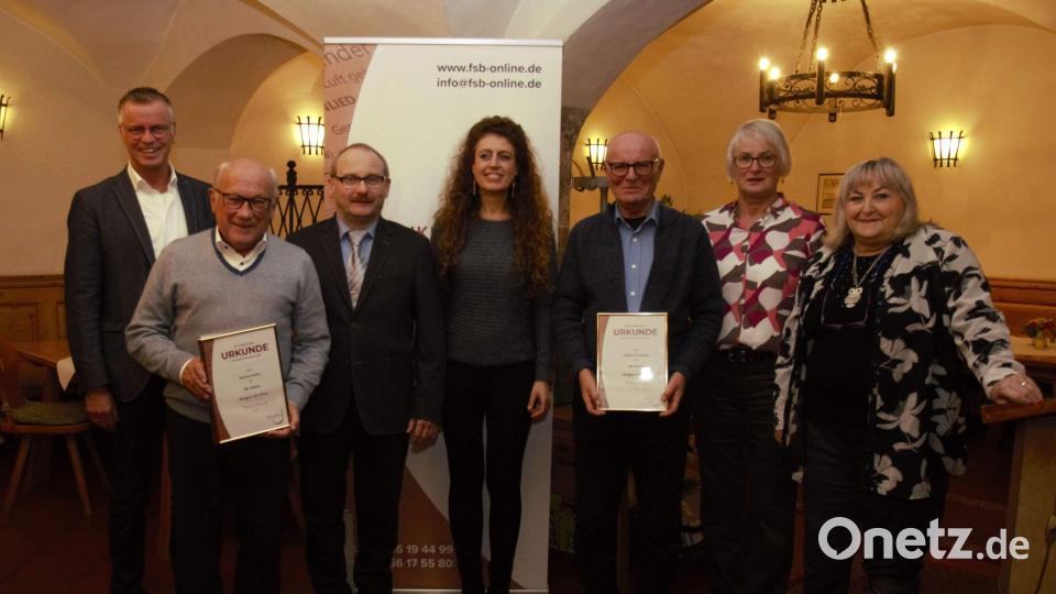Eine besondere Ehrung erfuhren der Gesangvereins-Ehrenvorsitzende Günter Übelacker (Dritter von rechts) für 40 Jahre und Werner Huber (Zweiter von links) für 50 Jahre aktives Singen im Männerchor. Bild: u