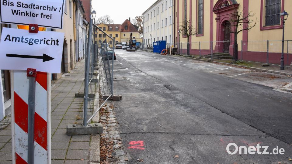 Rechtzeitig zum Weihnachtsgeschäft ist die Kanalbaumaßnahme am Paulanerplatz abgeschlossen. Der Platz ist mittlerweile geräumt, die Parkplätze sind frei. Bild: Stephan Huber