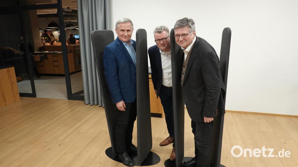 Die Deko-Elemente im Restaurant sind eng, aber die Dekanatspartnerschaft eröffnet (von links) den Bürgermeistern Jiři Čunek aus Vsetín und Michael Göth vielversprechende Räume, stellte Dekan Karlhermann Schötz fest. Bild: cog