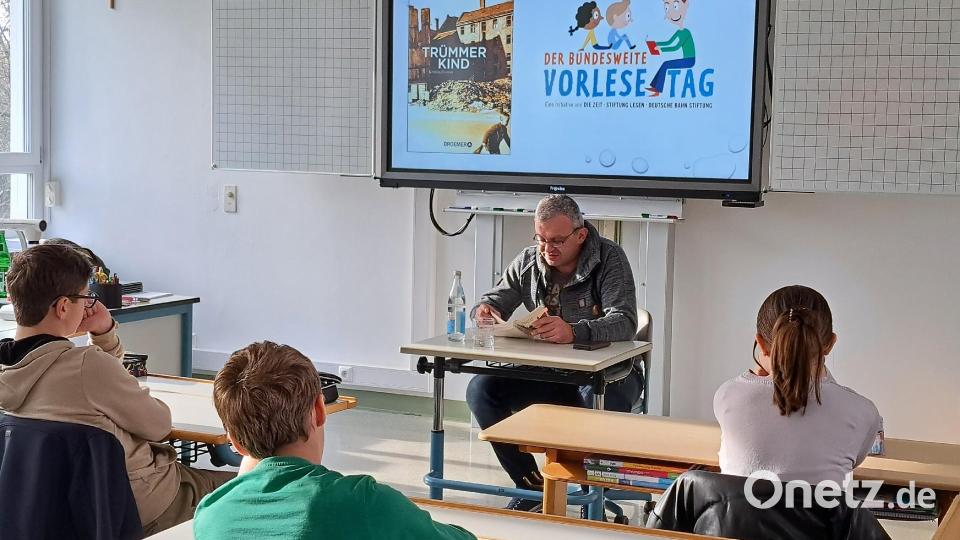 Zum Vorlesen in die 9. Klasse kam Markus Schönl mit dem Buch &quot;Trümmerkind&quot;. Bild: jpl