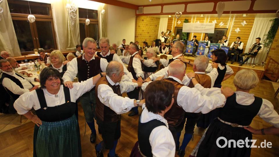 Die Birgländer Volkstanzgruppe trat beim Kathreintanz des Heimatvereins auf. Bild: Bernd Mueller