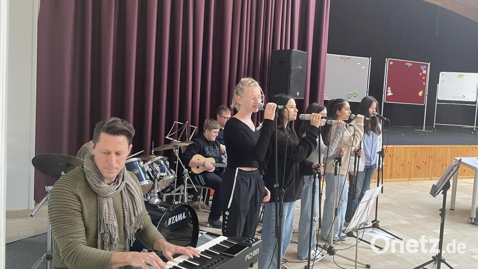 Für Musik sorgte die Bandklasse 7 M unter Leitung von Lehrer Felix Staufer (links) und Musikschullehrer Andreas Bauer. Bild: Mittelschule Waldsassen/exb