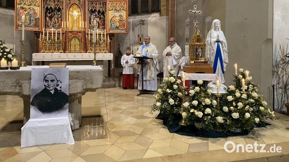 Auf der letzten Etappe seines Deutschland-Besuchs machte der Reliquienschrein Station in Nabburg und so wurde für vier Tage der &quot;kleine Dom&quot; des Naabtales zu einem &quot;kleinen Lourdes&quot;. Bild: aub