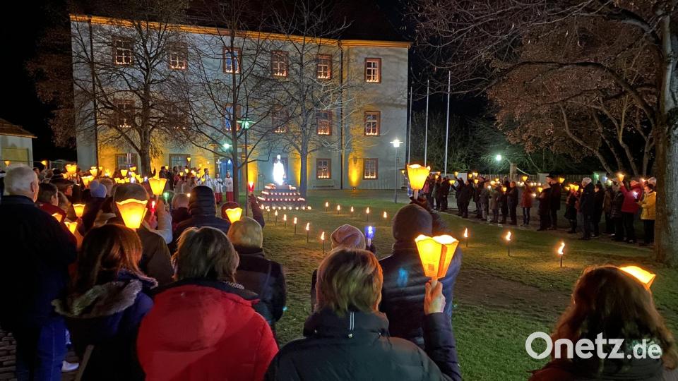 Ein Lichtergruß an Maria - auf dem Laternenschutz war &quot;das Lied der Bernadette&quot; zum gemeinsamen Mitsingen aufgedruckt. Danach ging es zurück in die Pfarrkirche. Bild: aub