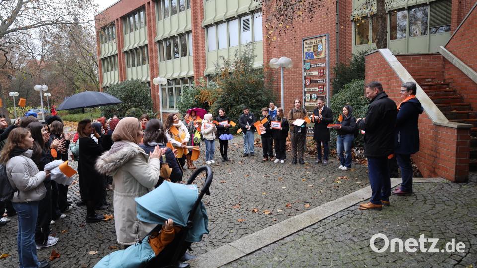Zum „Orange Day“ versammeln sich viele Frauen und Mädchen vor dem Weidener Rathaus. Bild: Stadt Weiden/exb