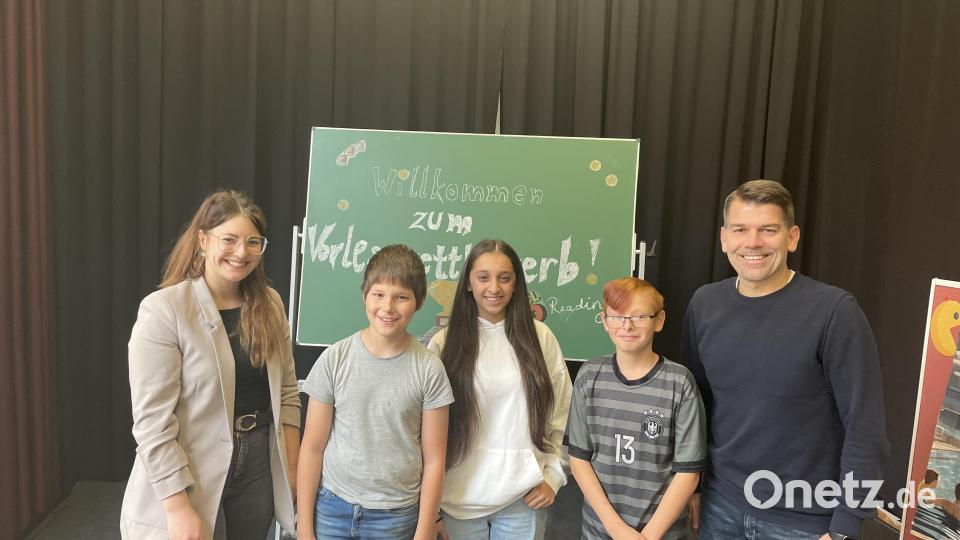 Christina Keil, Tobias Riedl, Asma Ezzulddin, Sandro Schmeißer, Matthias Schlicht (von links) gestalteten den Vorlesewettbewerb; Tobias Riedl wird die Mittelschule beim Kreisentscheid vertreten. Bild: Mittelschule Waldsassen/exb