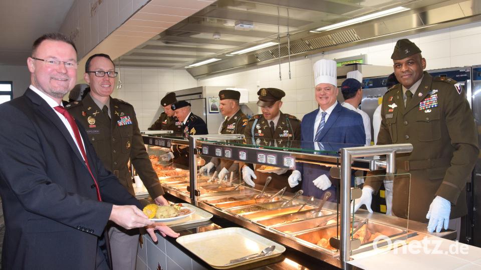 Zu Thanksgiving am Truppenübungsplatz Hohenfels servieren die &quot;Chefs&quot; persönlich (von rechts): Garrison Commander Oberst Kevin Poole und Deputy Garrison Manager Patrick Rothbauer sowie (von links) Bürgermeister Florian Junkes und Oberstleutnant Adam Popelewski von der US Pateneinheit der Hohenburger. Bild: bö