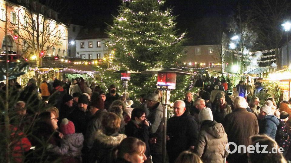 Der Flosser Marktplatz wird am Freitag, 1. Dezember, ab 16 Uhr beim 8. Adventsmarkt der Frauen-Union (FU) wieder im vorweihnachtlichen Glanz erstrahlen. Bild: lst/exb