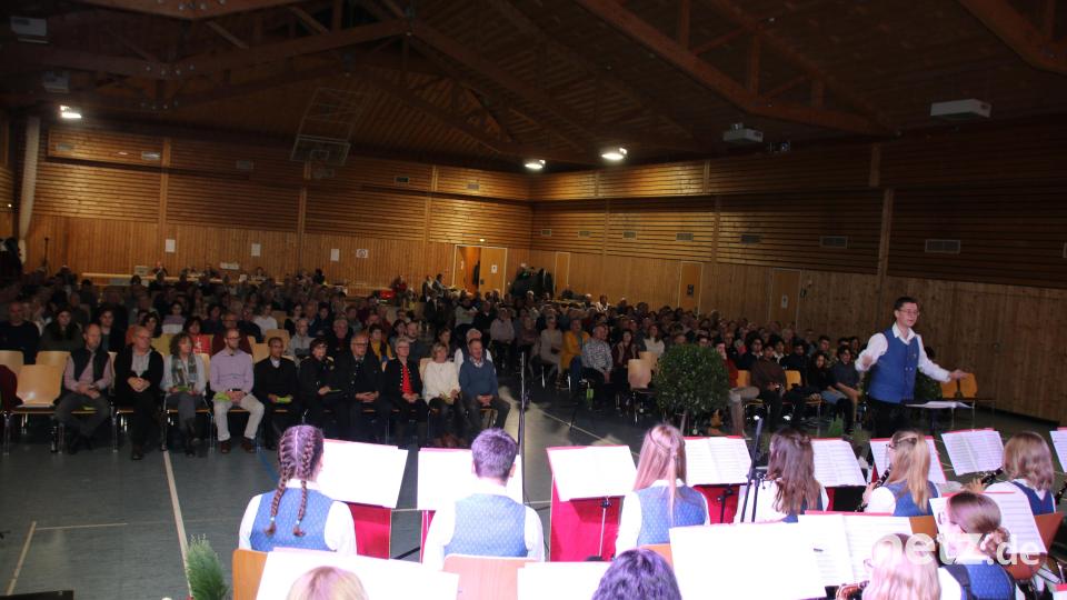 Viel musikalische Abwechslung erleben die Zuhörer beim Herbstkonzert der Jugendblaskapelle Parkstein in der Witron-Sporthalle. Bild: sne