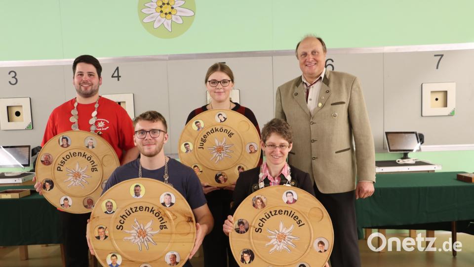 Die Schützenkönige Matthias Hirsch (stehend, von links) und Lina Reger sowie (sitzend, von links) Julian Reger und Kerstin Schmidt mit Vorsitzendem Bernhard Wenning. Bild: Schützenverein Siegritz/exb