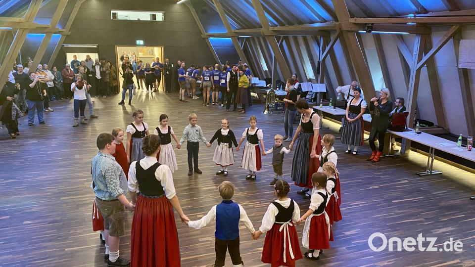 Zwischendrin zeigten die Hirschauer Trachtenkinder ihre Tänze. Bild: gri