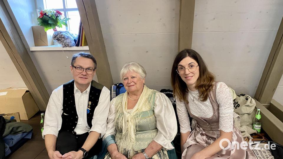Den Tag begleiteten viele Ehrenamtliche, zum Beispiel der ehemalige Kreisheimatpfleger Uli Piehler, Kreisheimatpflegerin Martha Pruy und Musikantin Marina Rischan (von links). Bild: gri